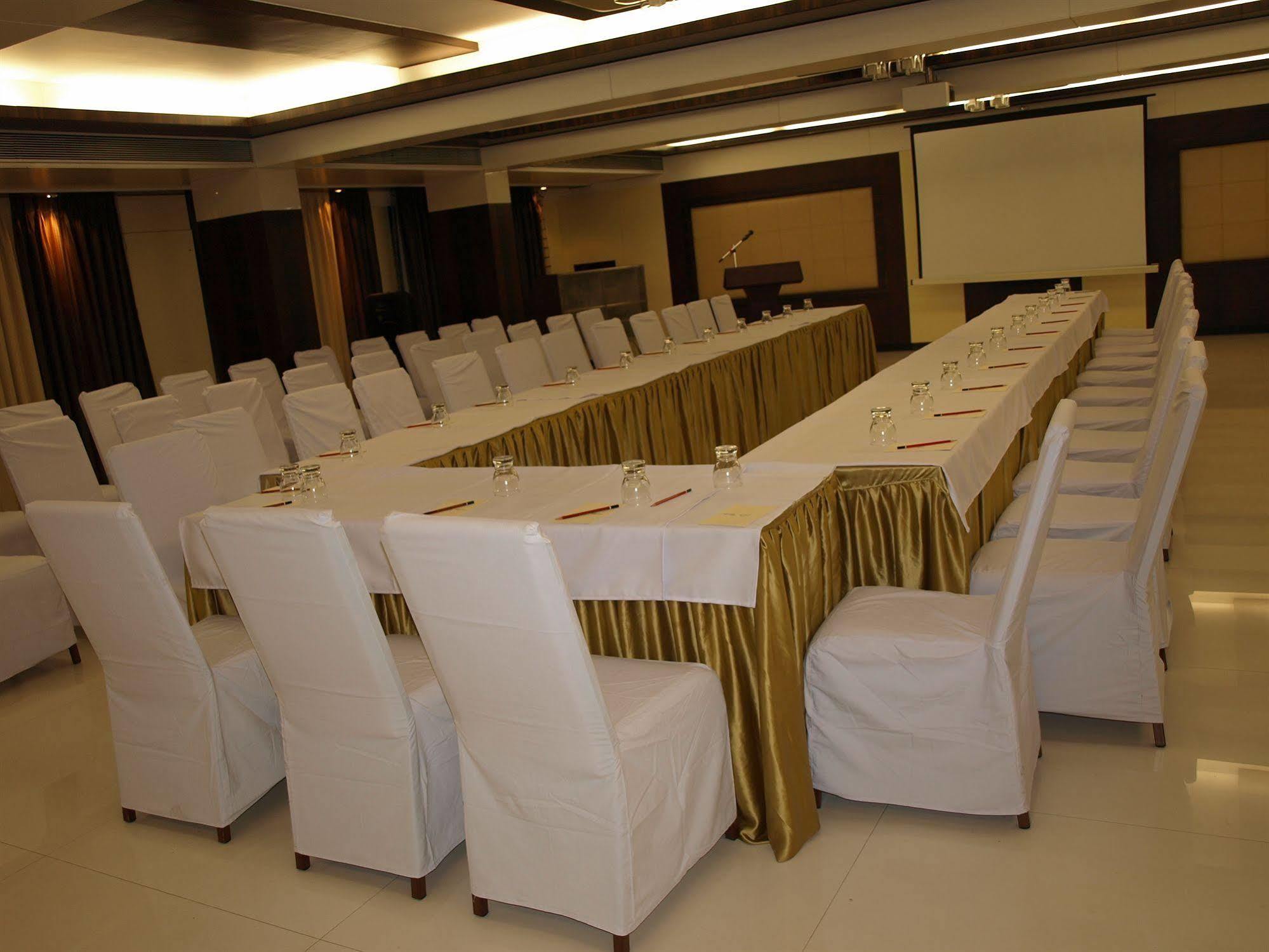 Kapila Business Hotel Pune Exterior foto