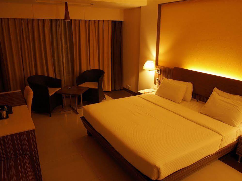 Kapila Business Hotel Pune Exterior foto